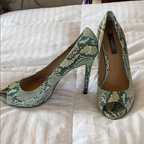 Gorgeous! Ann Taylor Snake Skin Pumps/Heels EUC in Turquoise/Aqua - Picture 1 of 7